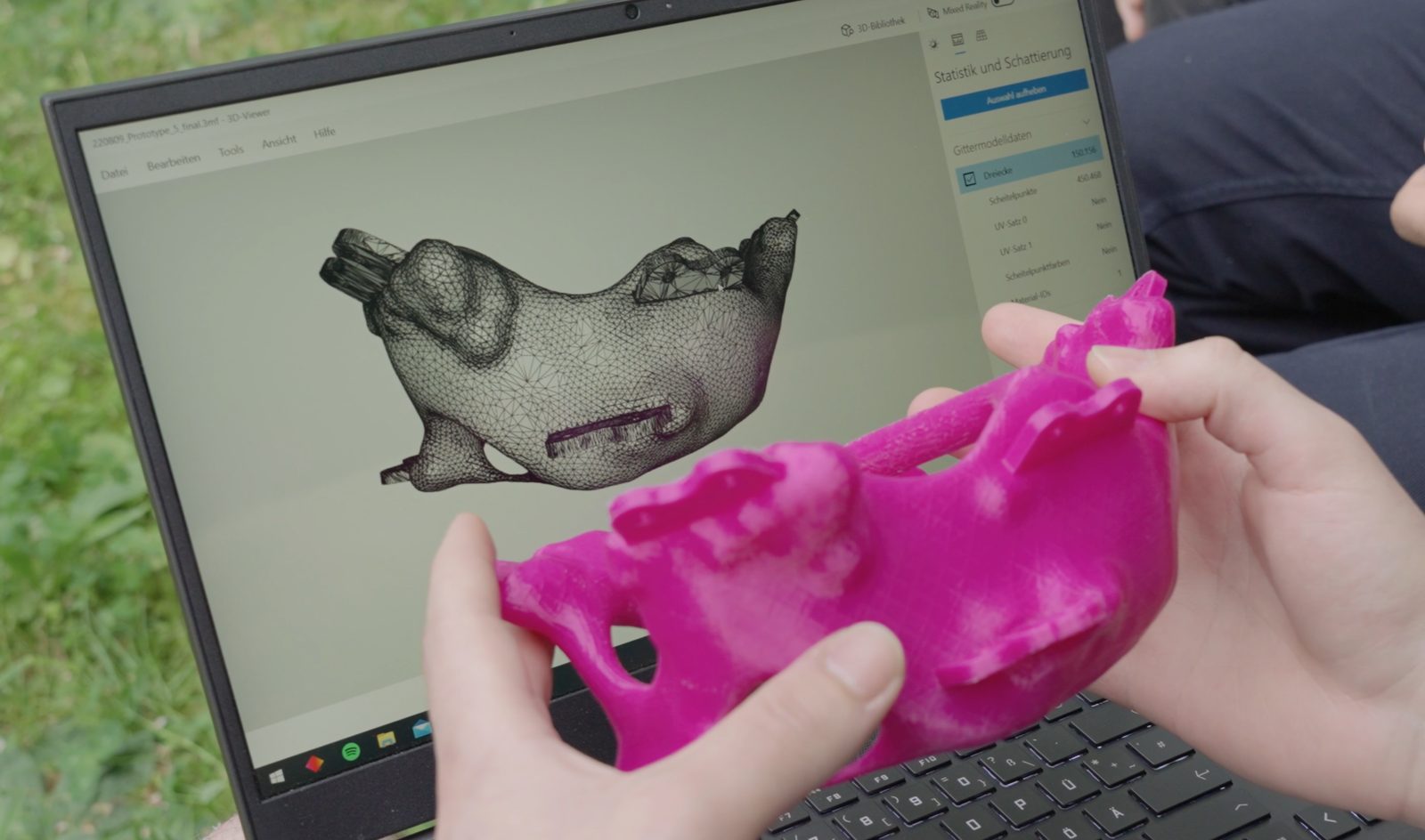 Vergleich zwischen CAD-Modell am Laptop und dem gedruckten Bauteil